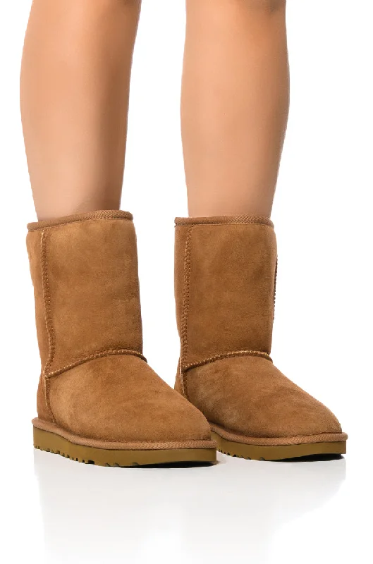 Women's Ankle Boots with Cut - Out Details in Beige for a Unique and Stylish EdgeUGG CLASSIC SHORT II BOOTIE IN CHESTNUT