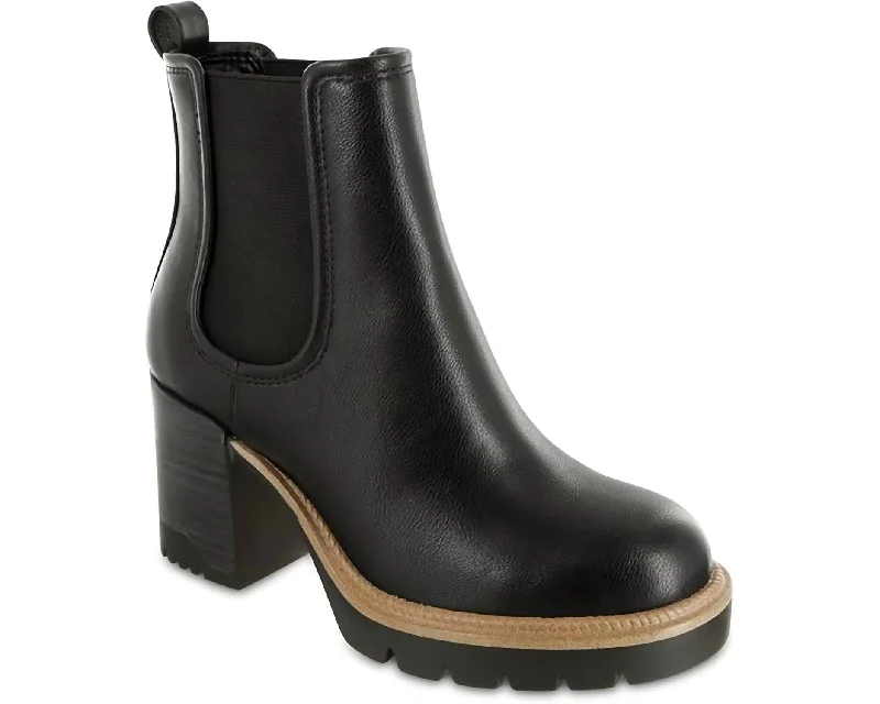 Women's Knee - High Leather Riding Boots in Black for a Classic Equestrian LookWomen's Nilo Boots In Black