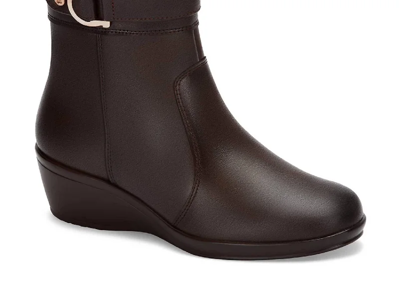 Women's Chunky - Heeled Chelsea Boots in Gray for a Casual and Trendy Everyday LookWomen's Wedge Leather Booties In Brown